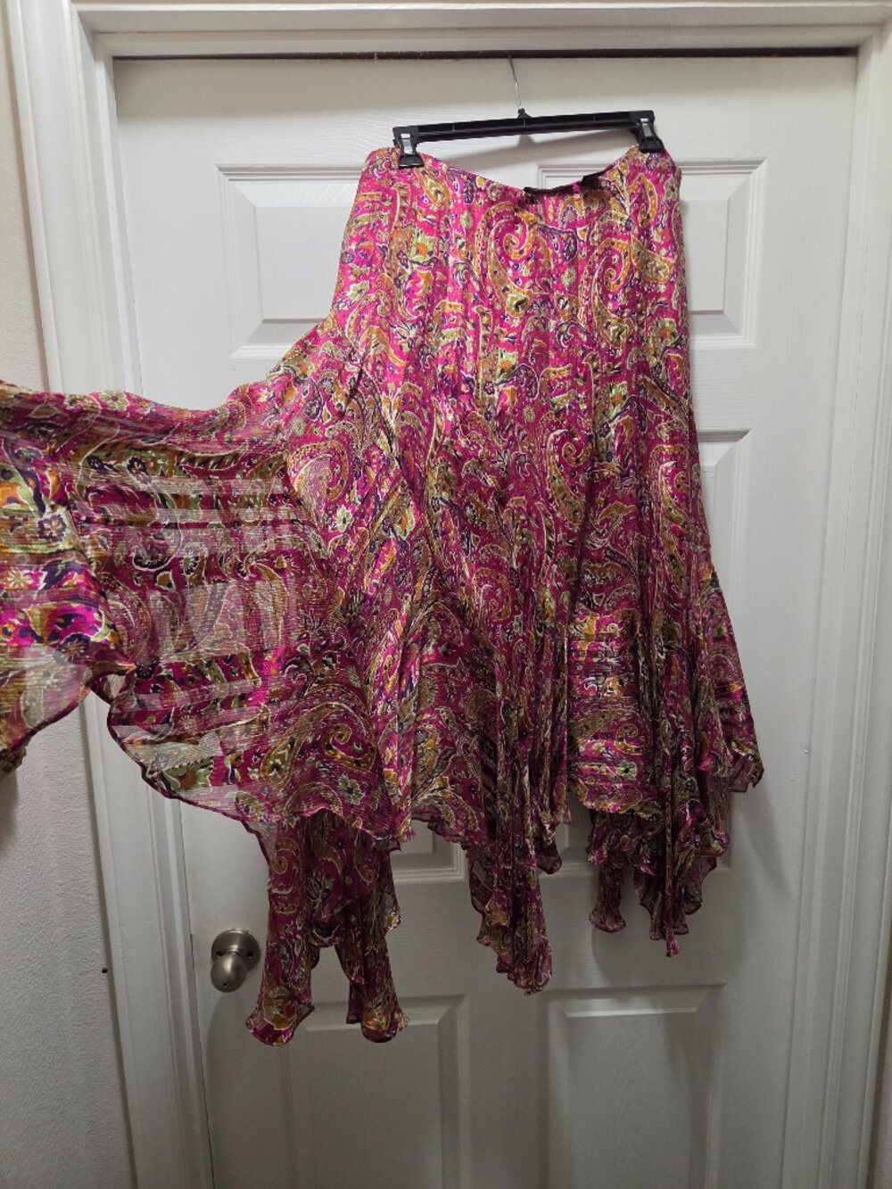 Dana Buchman silk/soie skirt with double lining.